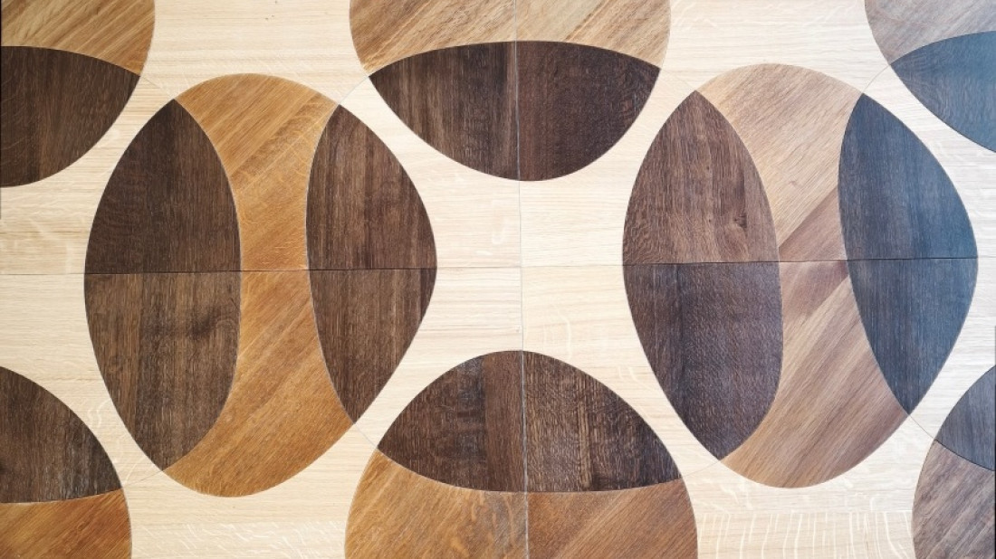 Kasetony dębowe premium: połączenie dębu naturalnego i wędzonego w nowoczesnych wnętrzach