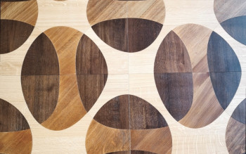 Kasetony dębowe premium: połączenie dębu naturalnego i wędzonego w nowoczesnych wnętrzach