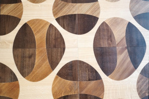 Kasetony dębowe premium: połączenie dębu naturalnego i wędzonego w nowoczesnych wnętrzach