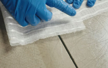 UZIN RR 203 – alternatywa dla żywic w naprawie pęknięć podłoża. Mata zbrojąca do jastrychów i przejść między podłożami