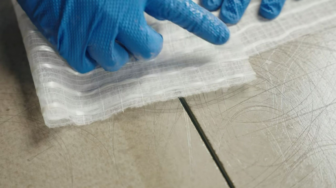 Mata UZIN RR 203 – alternatywa dla żywic w mostkowaniu pęknięć i spoin podłoża