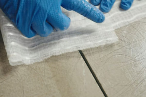 UZIN RR 203 – alternatywa dla żywic w naprawie pęknięć podłoża. Mata zbrojąca do jastrychów i przejść między podłożami