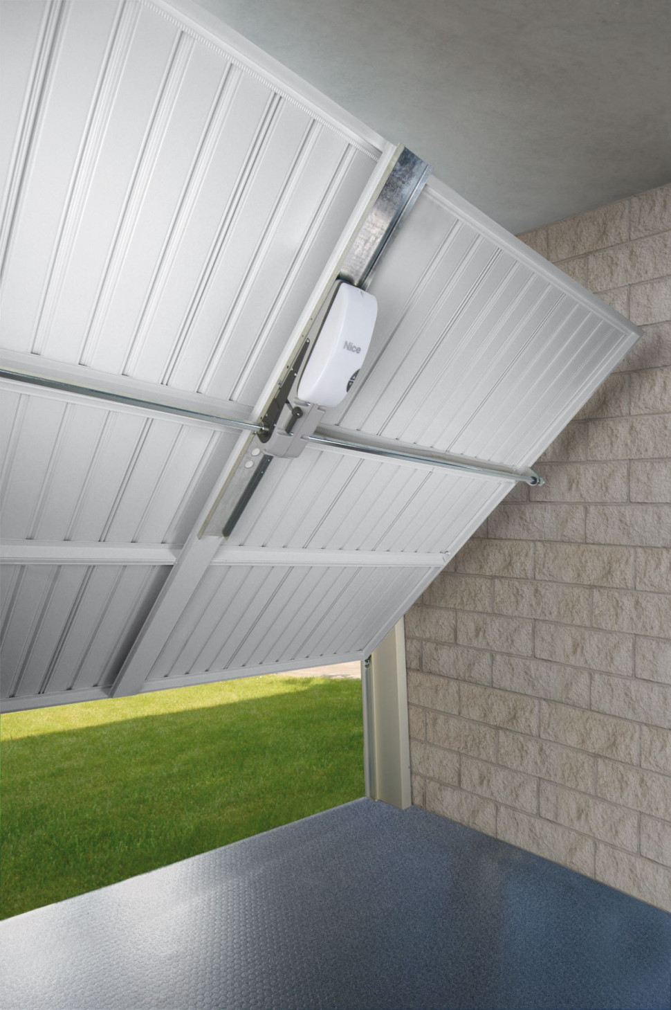 brama uchylna do garażu jak się otwiera