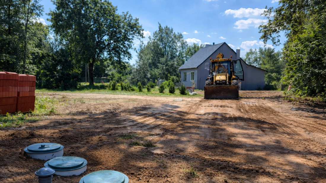 Dwa metry, które zmieniają wszystko: Sekretna zasada lokalizacji przydomowej oczyszczalni ścieków przy drodze publicznej!
