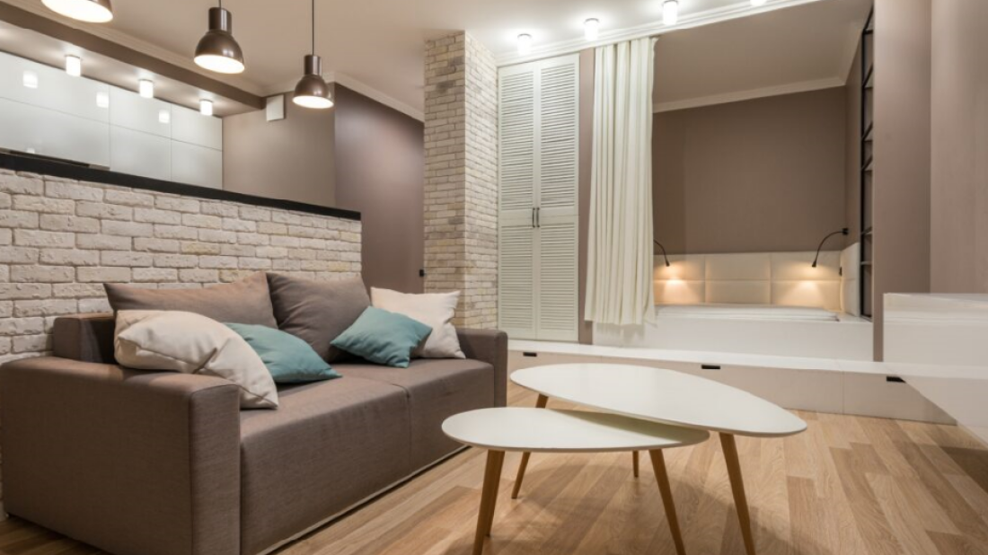 Dąb pod stopami: Jak lite drewno chroni zdrowie rodziny i pupila?