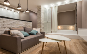 Dąb pod stopami: Jak lite drewno chroni zdrowie rodziny i pupila?