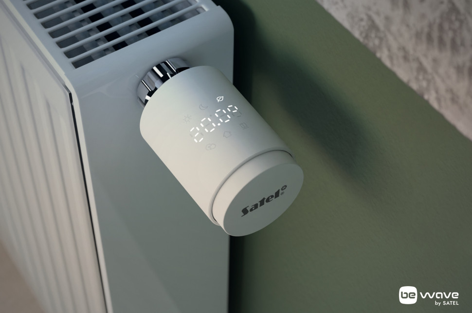 Inteligentna głowica Smart Thermostat pasuje do większości grzejników dostępnych na rynku. Wyposażono ją w nowoczesny wyświetlacz LED, który pokazuje aktualną temperaturę oraz aktywny tryb pracy – w tym ten o nazwie ECO, który automatycznie obniża temperaturę w nocy lub podczas nieobecności domowników, oszczędzając energię i wspierając domowy budżet.