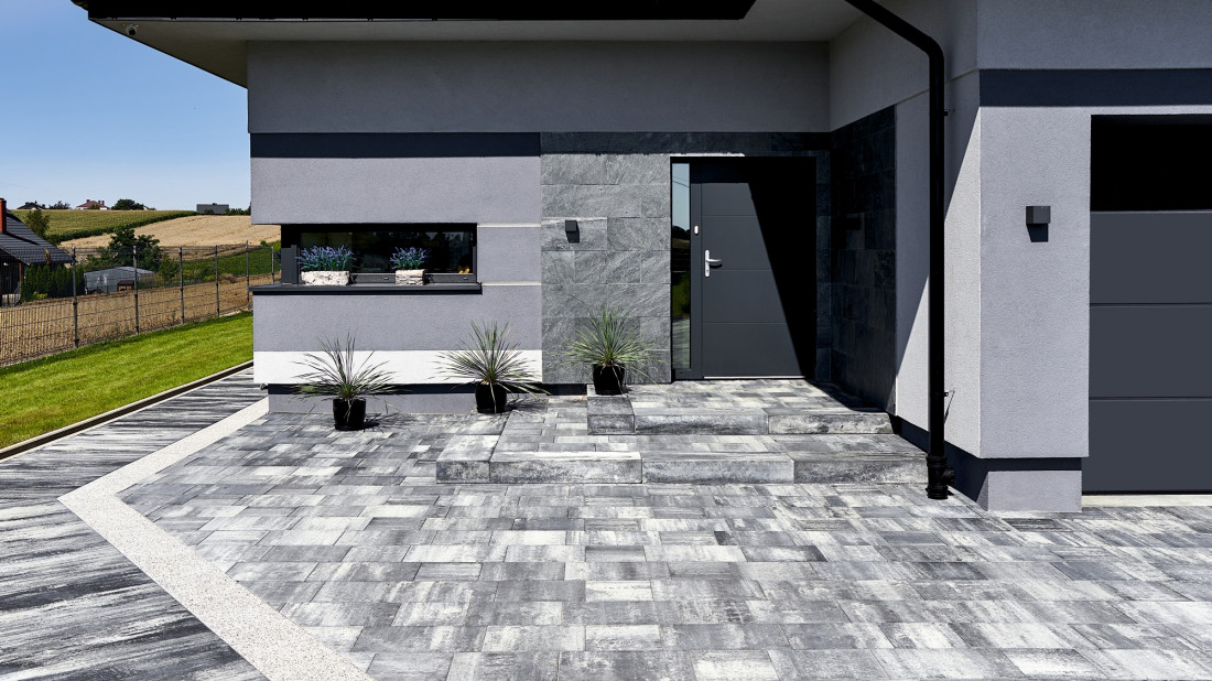 Elegancja w odcieniach szarości - podjazd, ścieżki i wejście w kolorze onyks
