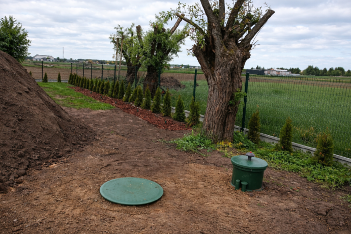 Przydomowa oczyszczalnia na lata: Jak wybrać skutecznie, oszczędnie i bez przykrych zapachów?