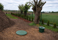 Przydomowa oczyszczalnia na lata: Jak wybrać skutecznie, oszczędnie i bez przykrych zapachów?