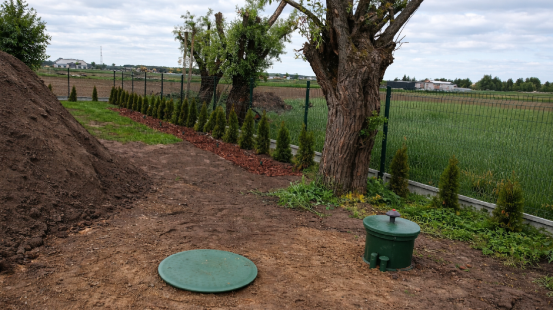 Przydomowa oczyszczalnia na lata: Jak wybrać skutecznie, oszczędnie i bez przykrych zapachów?