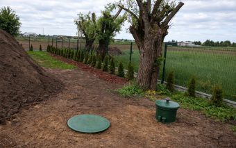 Przydomowa oczyszczalnia na lata: Jak wybrać skutecznie, oszczędnie i bez przykrych zapachów?