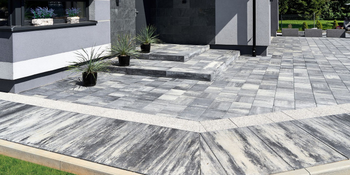 Podjazd i ścieżki w kolorze onyks – elegancka kostka brukowa
