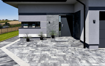 Elegancja w odcieniach szarości - podjazd, ścieżki i wejście w kolorze onyks