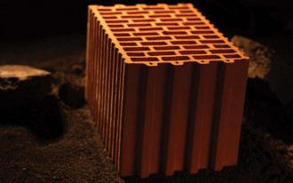 Dom buduje się na dekady. Dlaczego warto wrócić do naturalnej ceramiki?