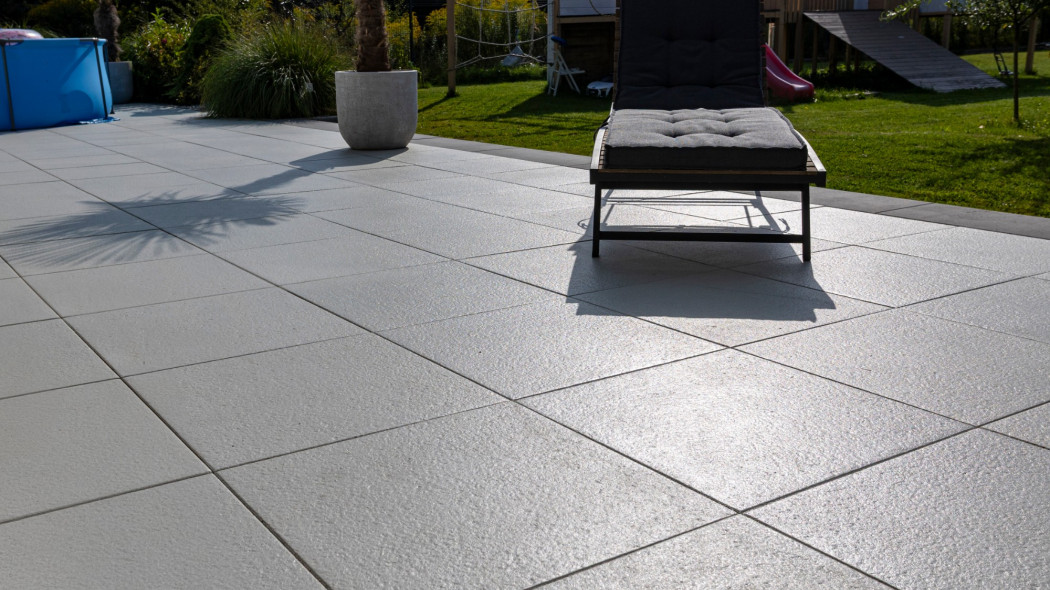 Na co zwrócić uwagę wybierając płyty betonowe na taras? 