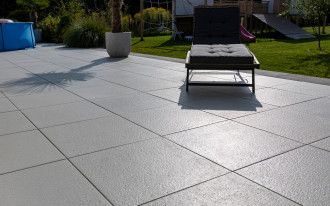 Na co zwrócić uwagę wybierając płyty betonowe na taras? 