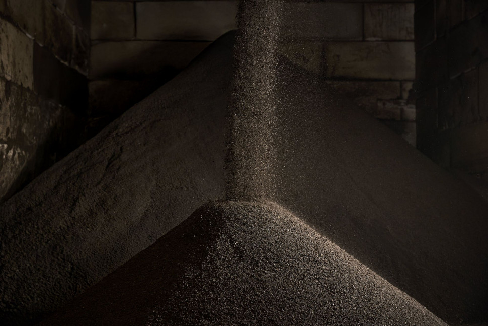 Aurablok® - flagowy produkt marki jest pustakiem nieporyzowanym, wykonanym w 100% z masy ceramicznej pochodzenia naturalnego