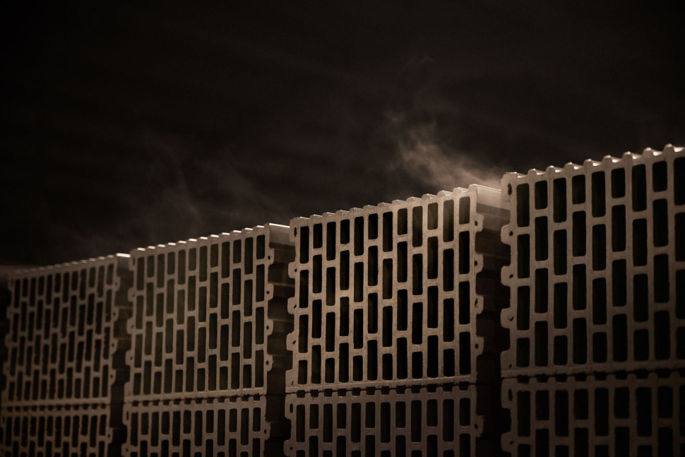 Aurablok ma zwartą, gładką strukturę zbliżoną do cegły klinkierowej - bez otwartych porów