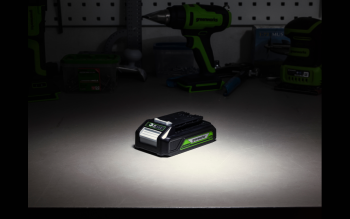 Narzędzia akumulatorowe vs. mróz. Dowiedz się, jak uniknąć awarii sprzętu po zimie