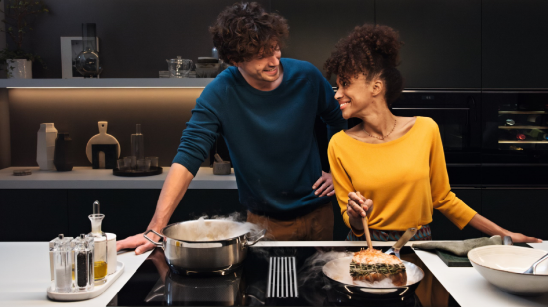 Okap na środku wyspy? Zobacz, jak technologia 2w1 zmienia zasady projektowania