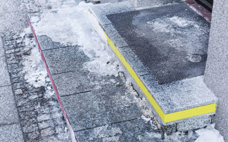 Nie daj się gołoledzi. Sposób na oblodzone schody i chodniki, o którym mało kto myśli