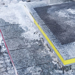 Nie daj się gołoledzi. Sposób na oblodzone schody i chodniki, o którym mało kto myśli