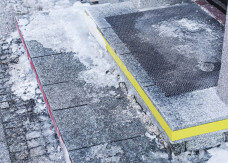 Nie daj się gołoledzi. Sposób na oblodzone schody i chodniki, o którym mało kto myśli