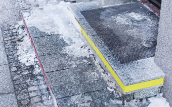 Nie daj się gołoledzi. Sposób na oblodzone schody i chodniki, o którym mało kto myśli