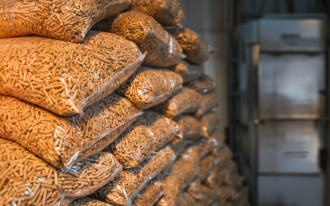 Brak pelletu w środku zimy. Limity w sprzedaży, a ceny ponad 2000 zł za tonę