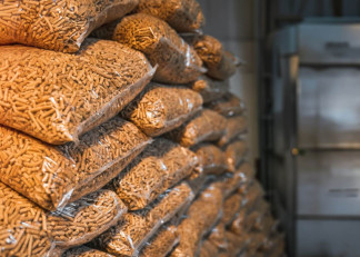 Brak pelletu w środku zimy. Limity w sprzedaży, a ceny ponad 2000 zł za tonę