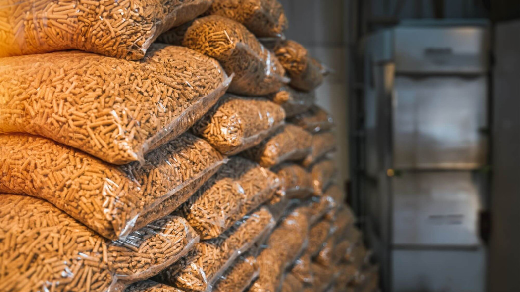 Brak pelletu w środku zimy. Limity w sprzedaży, a ceny ponad 2000 zł za tonę