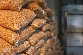 Brak pelletu w środku zimy. Limity w sprzedaży, a ceny ponad 2000 zł za tonę