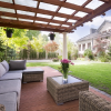Ogród pod zadaszeniem: Jak stworzyć strefę relaksu na każdą pogodę?