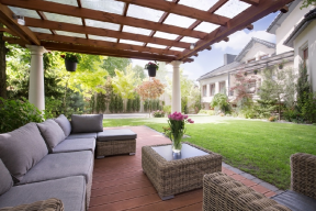 Ogród pod zadaszeniem: Jak stworzyć strefę relaksu na każdą pogodę?