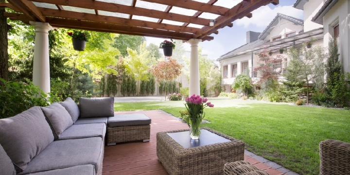 Ogród pod zadaszeniem: Jak stworzyć strefę relaksu na każdą pogodę?