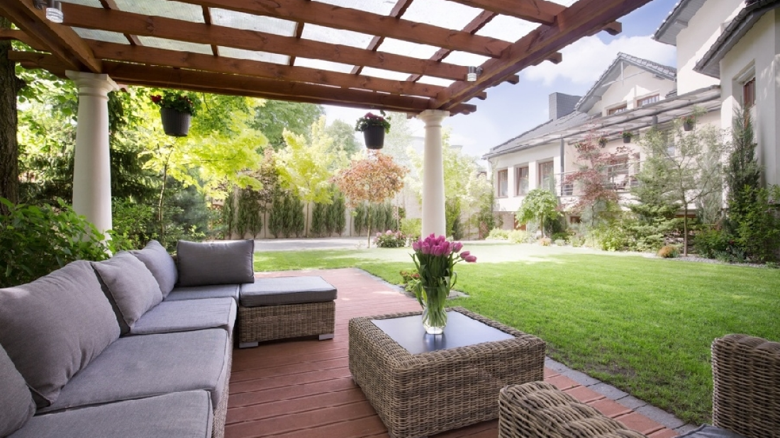 Ogród pod zadaszeniem: Jak stworzyć strefę relaksu na każdą pogodę?