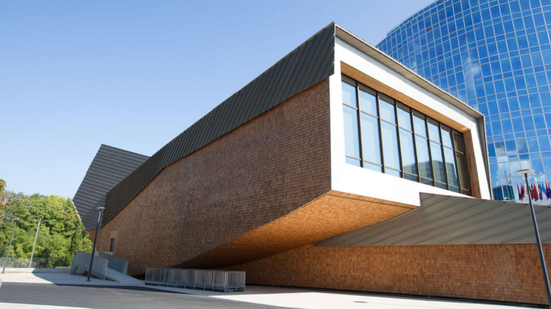 Gwieździste niebo nad Genewą: Nowoczesna technologia nadaje blask prestiżowej sali konferencyjnej