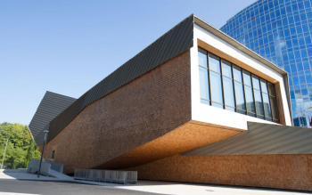 Gwieździste niebo nad Genewą: Nowoczesna technologia nadaje blask prestiżowej sali konferencyjnej