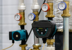 Pompy przemysłowe i obiegowe. Jak optymalizować koszty instalacji w budownictwie?