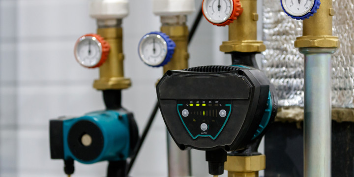 Pompy przemysłowe i obiegowe. Jak optymalizować koszty instalacji w budownictwie?