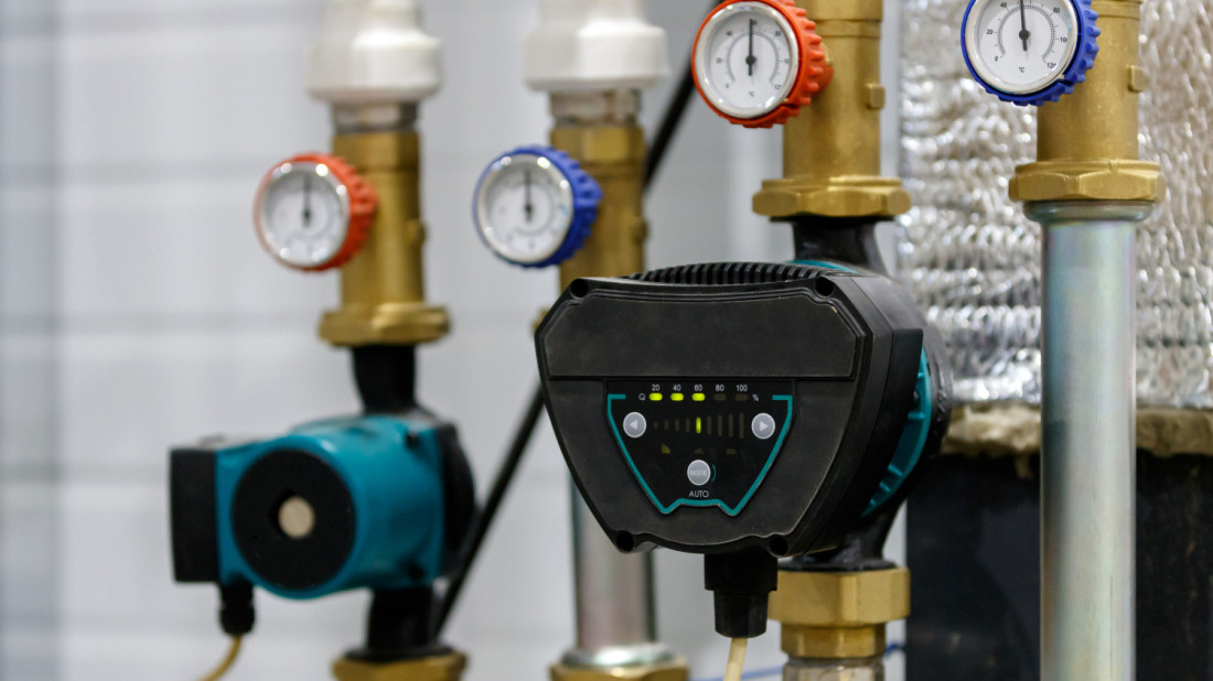 Pompy przemysłowe i obiegowe. Jak optymalizować koszty instalacji w budownictwie?