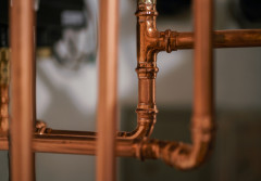 Miedź w domowej instalacji gazowej: dlaczego warto postawić na sprawdzone rozwiązania?