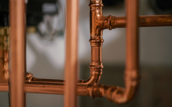 Miedź w domowej instalacji gazowej: dlaczego warto postawić na sprawdzone rozwiązania?