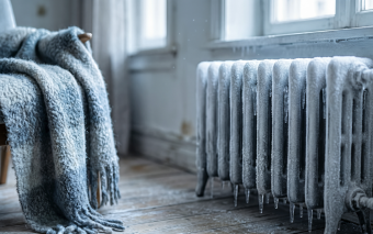 Dlaczego Twoje grzejniki są zimne? Poznaj kluczowe objawy uszkodzonej pompy obiegowej