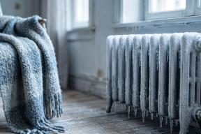 Dlaczego Twoje grzejniki są zimne? Poznaj kluczowe objawy uszkodzonej pompy obiegowej