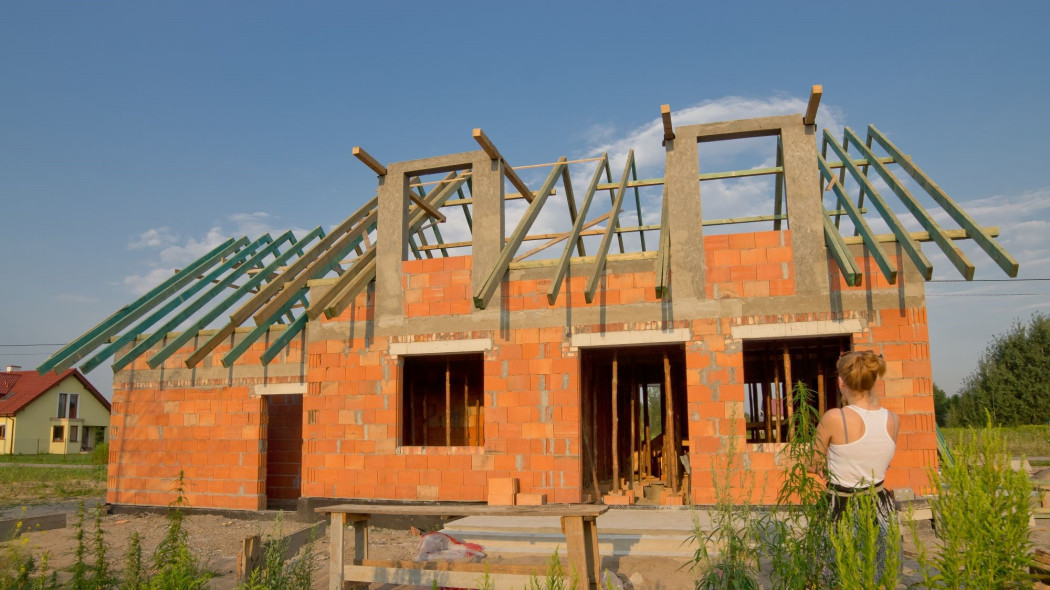 Budowa dachu: kształt, konstrukcja, pokrycie - sprawdź, zanim wejdą dekarze