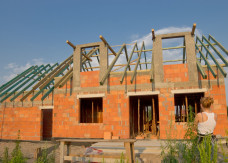 Budowa dachu: kształt, konstrukcja, pokrycie - sprawdź, zanim wejdą dekarze