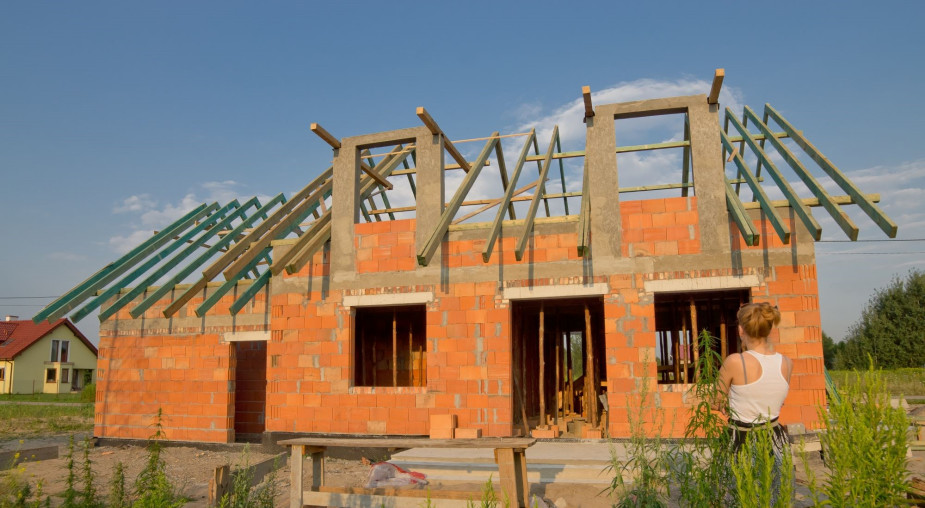 Budowa dachu: kształt, konstrukcja, pokrycie - sprawdź, zanim wejdą dekarze