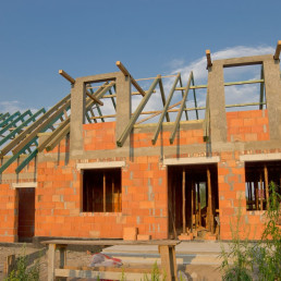 Budowa dachu: kształt, konstrukcja, pokrycie - sprawdź, zanim wejdą dekarze